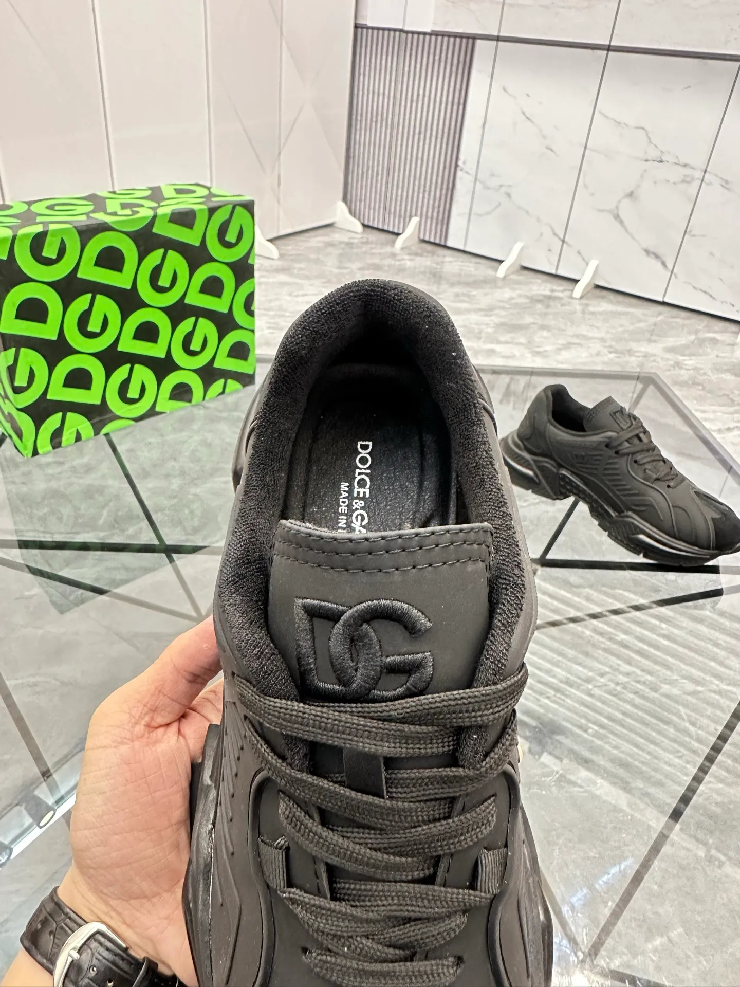 Men's shoes: 💰P560¥ Product trademark: DG "Dolce & Gabbana" low-top casual shoes Regular size: 35-44 (can be customized to 45.46) Couple style Product materials: Upper imported cowhide stitching original material, breathable lining, original outsole. Number: 803